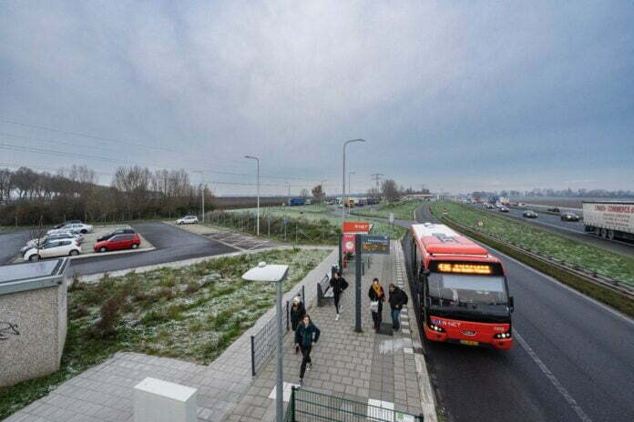 Buslijn 436 krijgt tijdens de werkzaamheden aan de Haringvlietbrug een andere route - Foto RWS